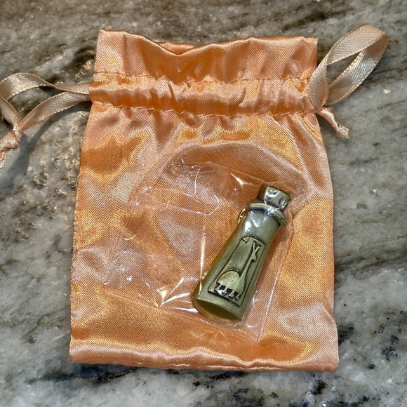 Yzma's Llama Potion - Disney D23 Exclusive Magic & Mystery Enchanted Objects Pin - Picture 1 of 9
